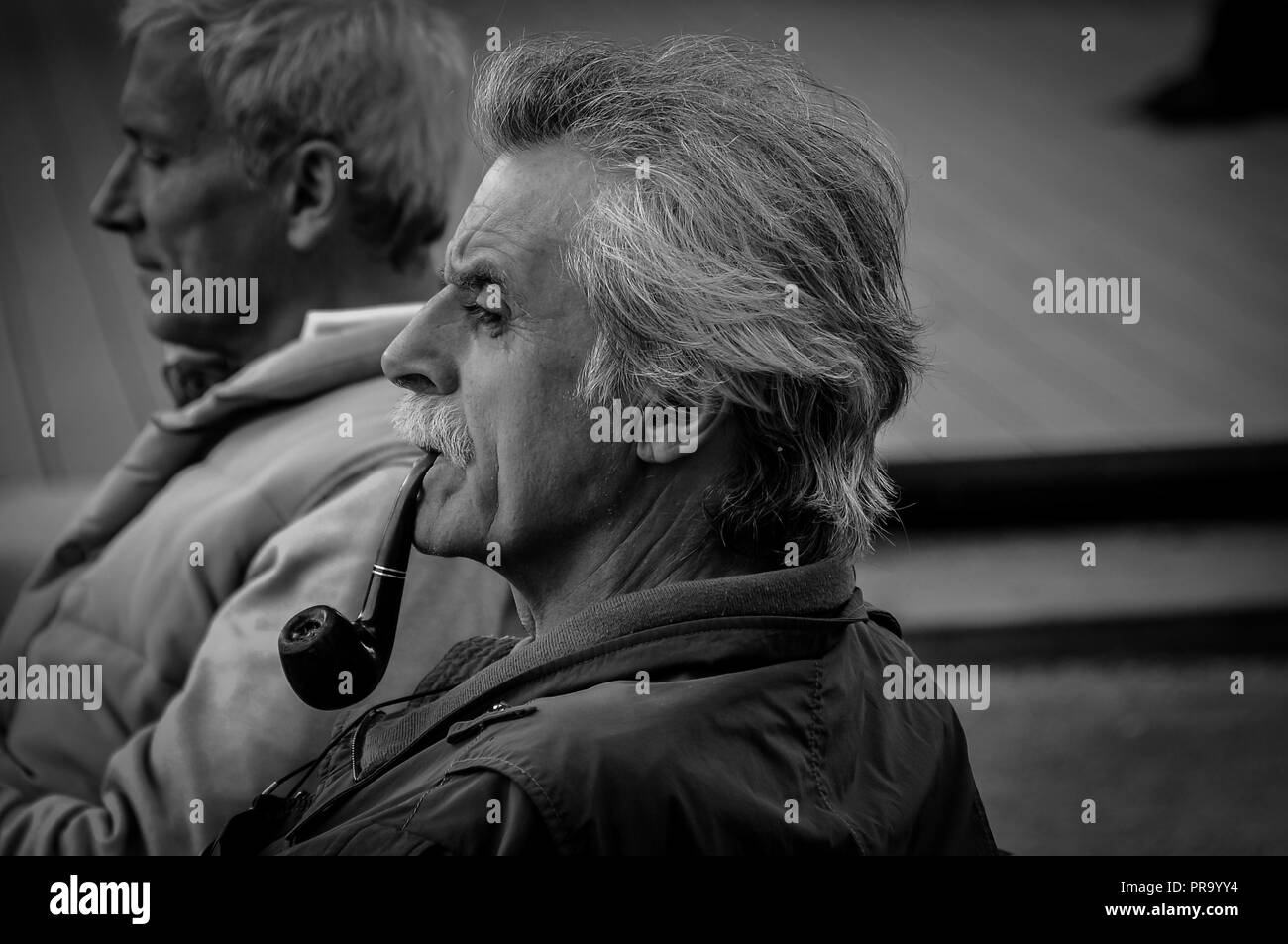 Uomo che fuma il suo tubo Foto Stock