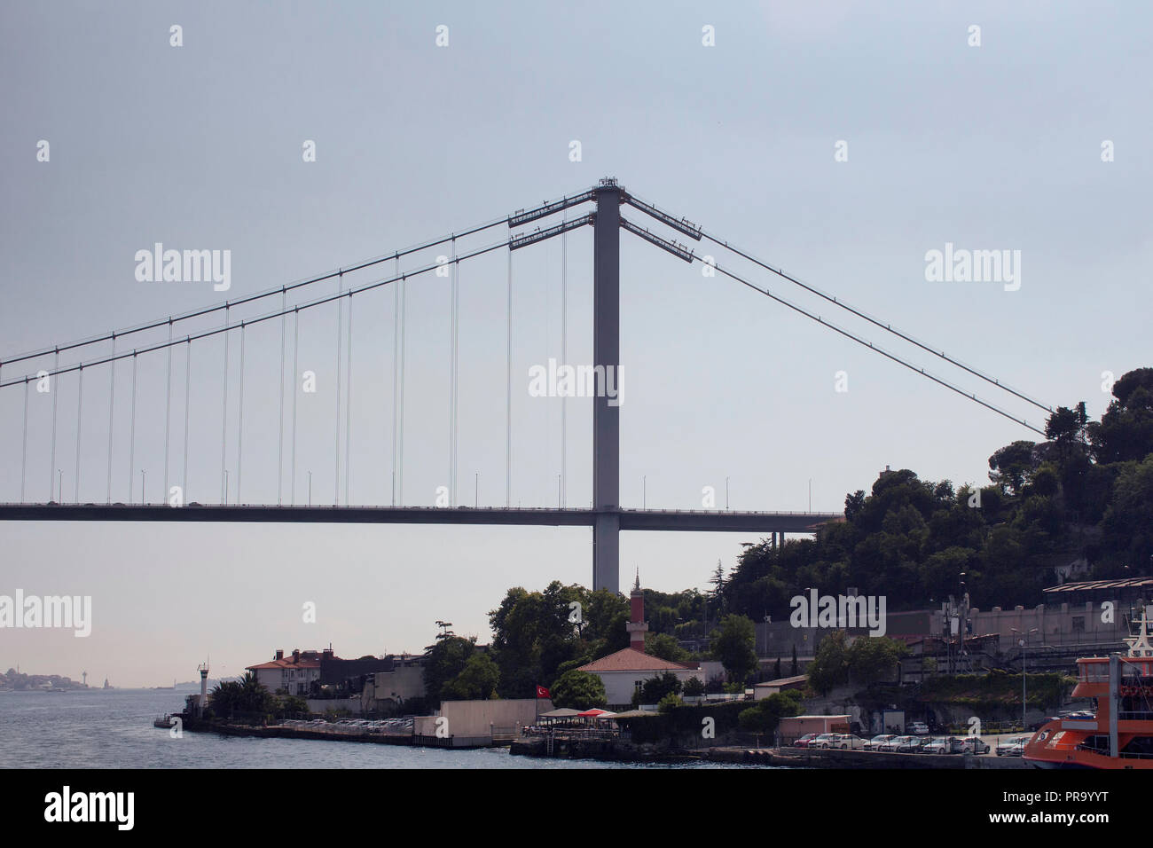 Vista del ponte sul Bosforo con un cielo blu chiaro in background in Istanbul. Foto Stock