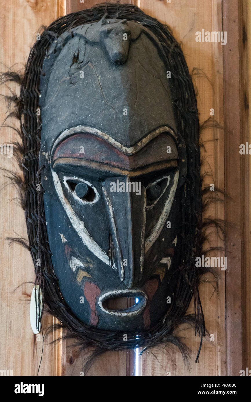 Scudo di guerra decorato come volto umano. Wamena, Papua, Indonesia. Foto Stock