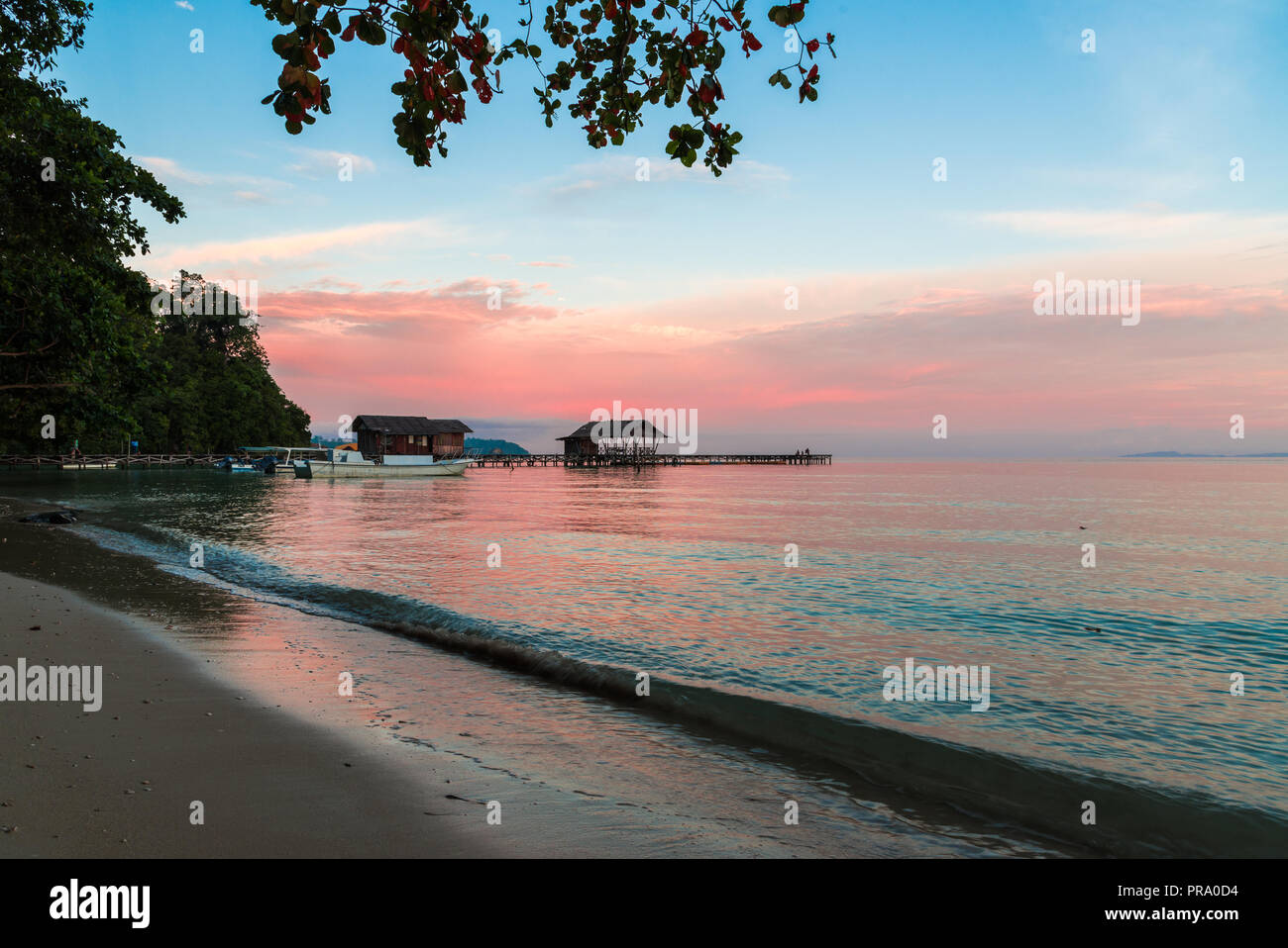 Tramonto a un villaggio su una spiaggia di Isola di Waigeo, Papua occidentale, in Indonesia. Foto Stock
