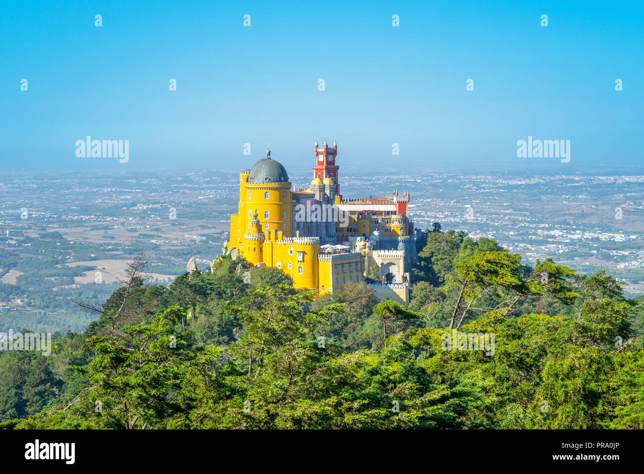 Pena palace sulla sommità di una collina a Sintra, Portogallo Foto Stock