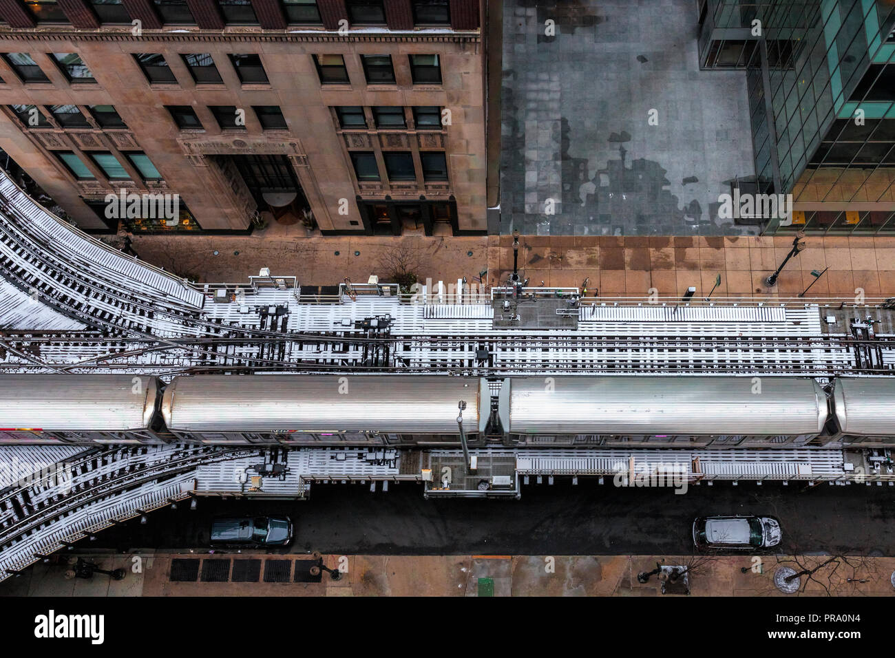 Chicago CTA treno in movimento lungo le piste di elevata Foto Stock