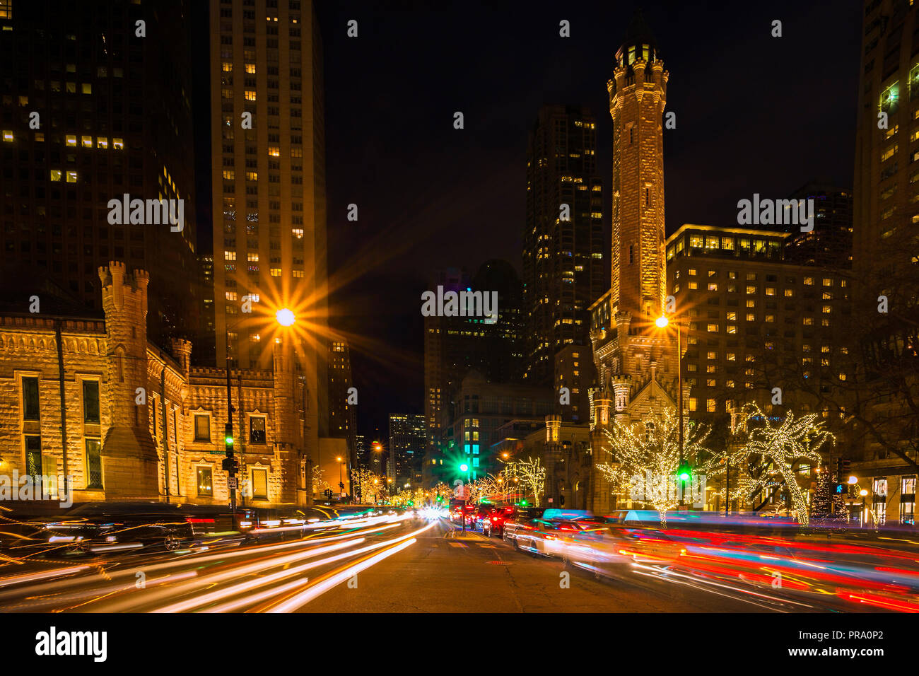 Le luci di Natale brillano lungo il Chicago's Michigan Avenue e la sua storica Water Tower Foto Stock