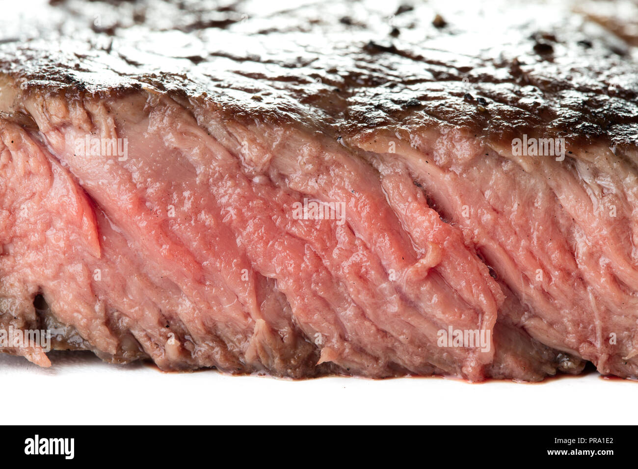 Vista ravvicinata di fettine di carne di manzo isolato su sfondo bianco Foto Stock