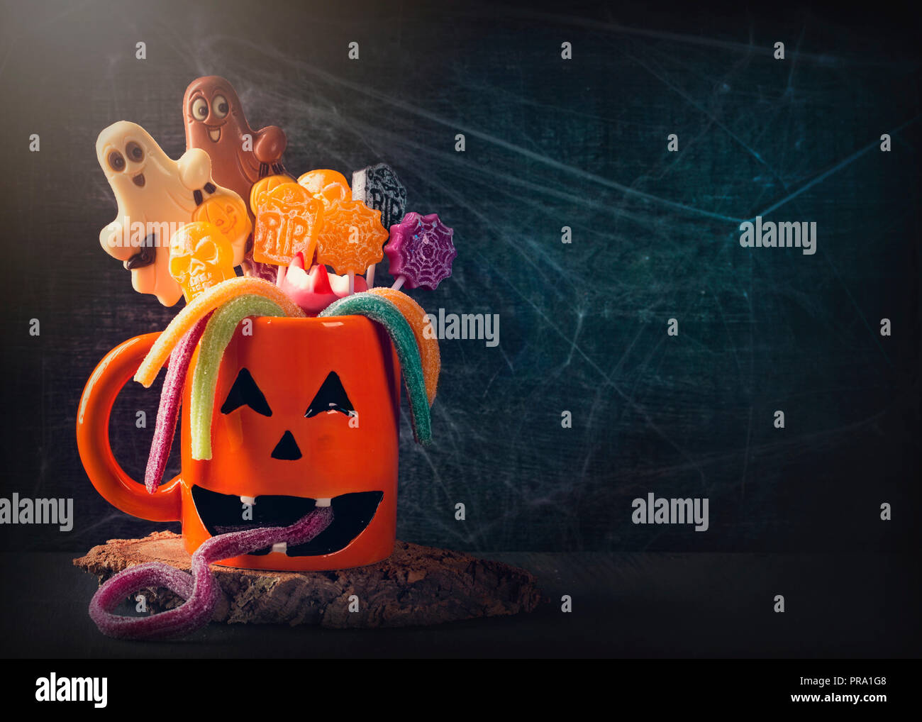 Tazza di zucca con dolci per la Festa di halloween Foto Stock