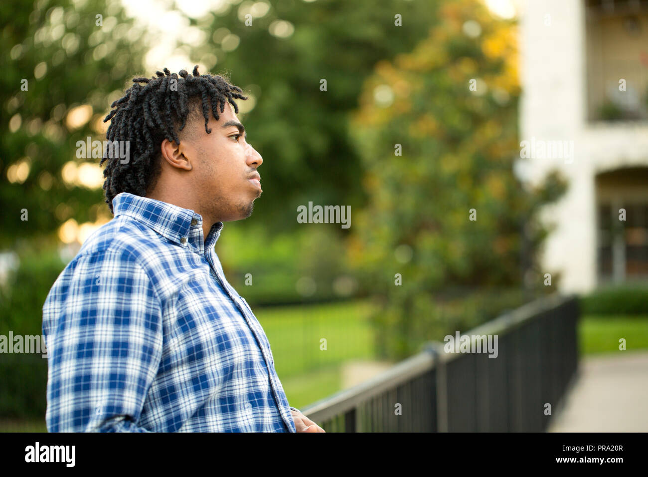 Giovane americano africano uomo nel profondo pensiero. Foto Stock