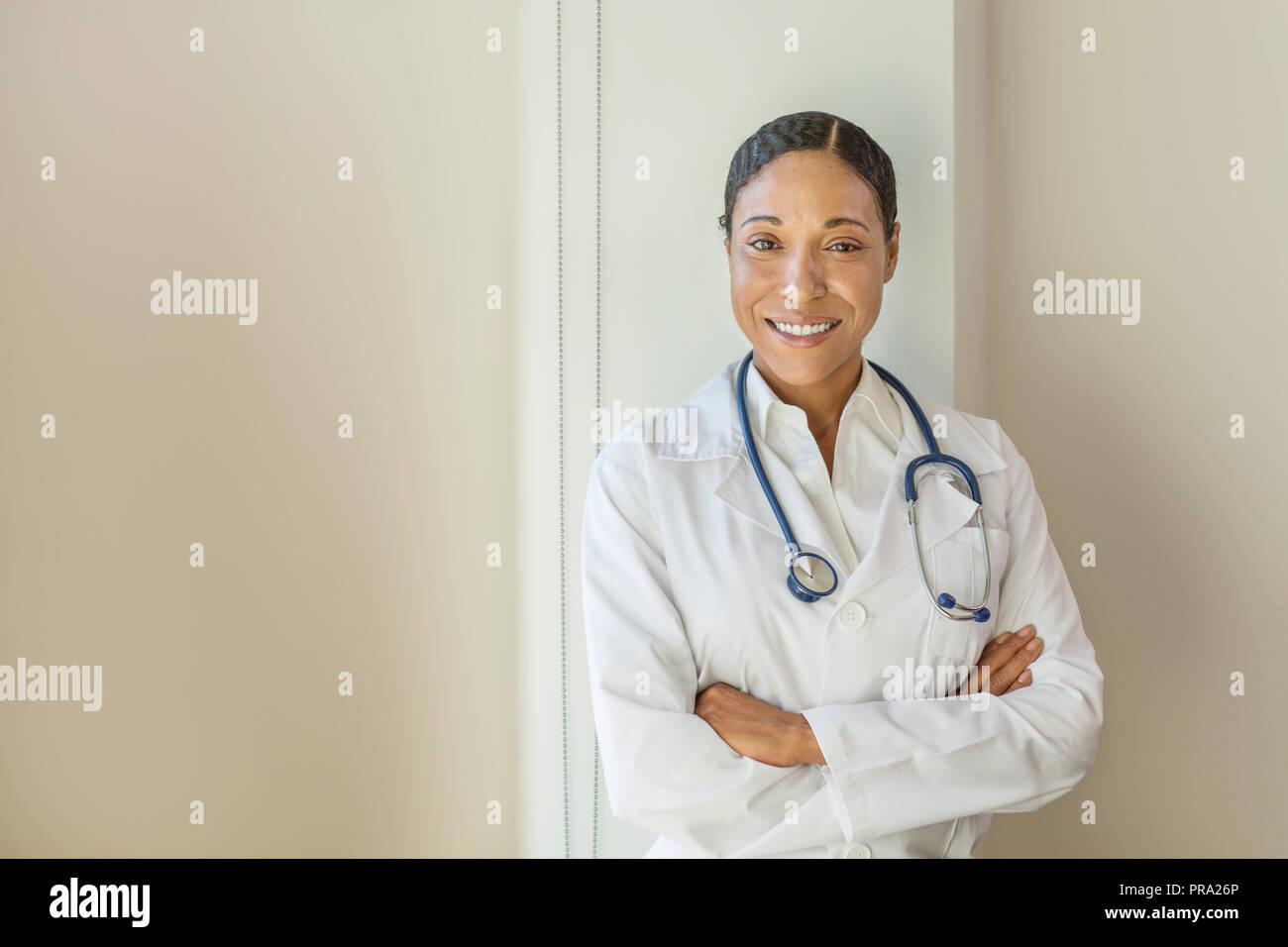 Ritratto di un americano africano medico donna. Foto Stock