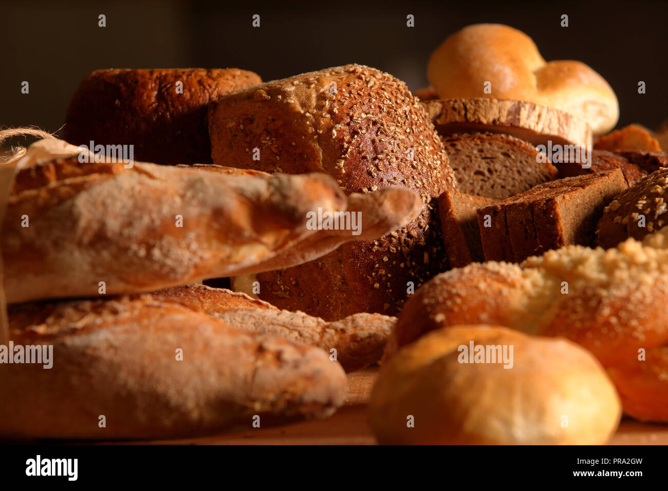 Diversi tipi di pane e panini su uno sfondo di legno Foto Stock