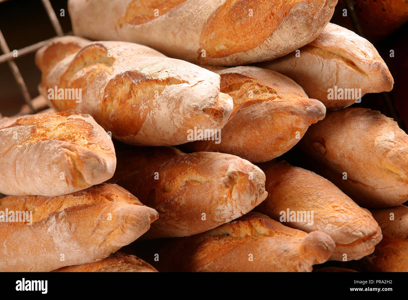 Baguette francese nel cestello di metallo Foto Stock