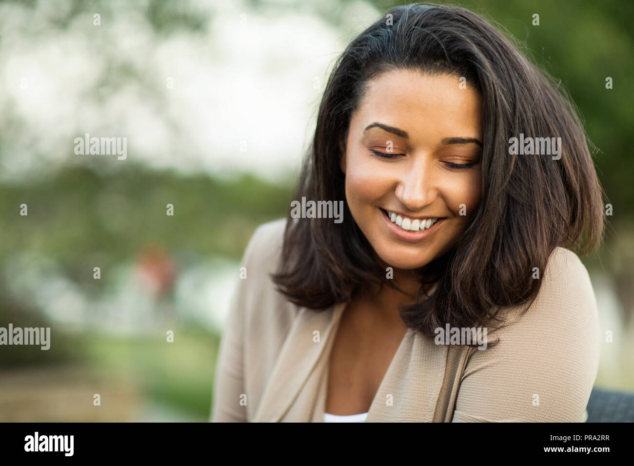 Giovani fiduciosi felice ispanico donna sorridente al di fuori. Foto Stock