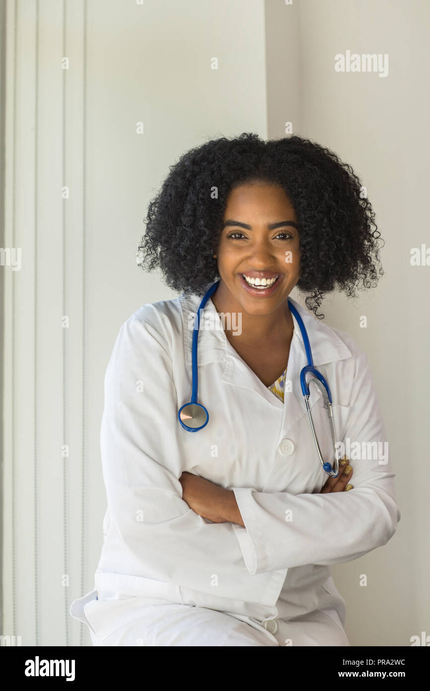 Ritratto di un americano africano medico donna. Foto Stock