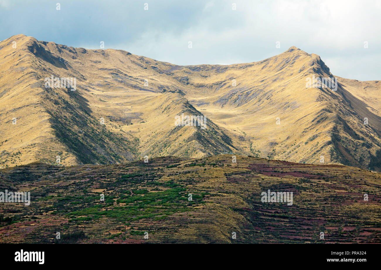 Vista panoramica della montagna arida creste vicino a Chinchero Foto Stock