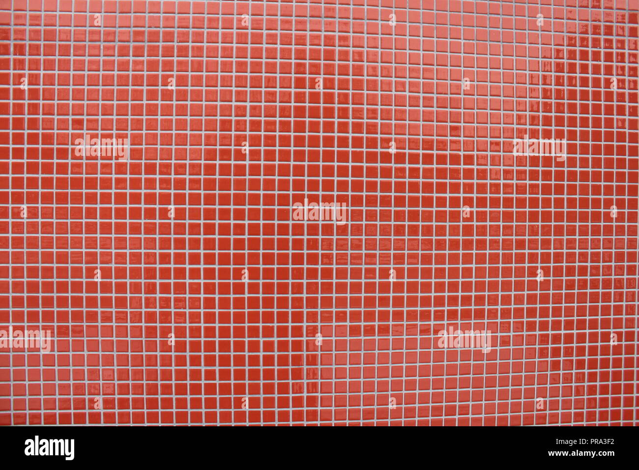 Rosso di piastrelle a mosaico su una parete Foto Stock