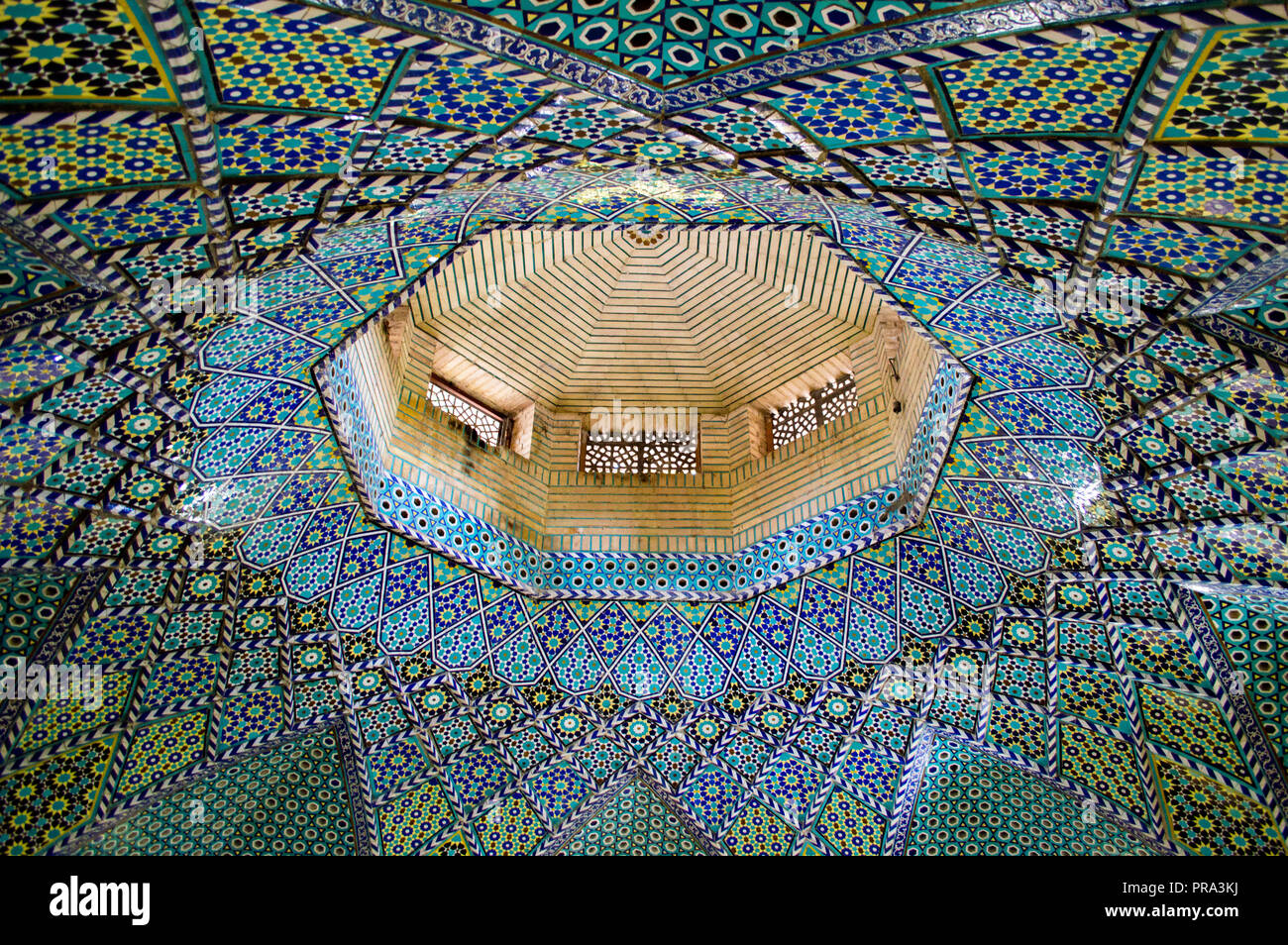 Il soffitto di un sotterraneo ben al Saadi tomba in Shiraz, Iran Foto Stock