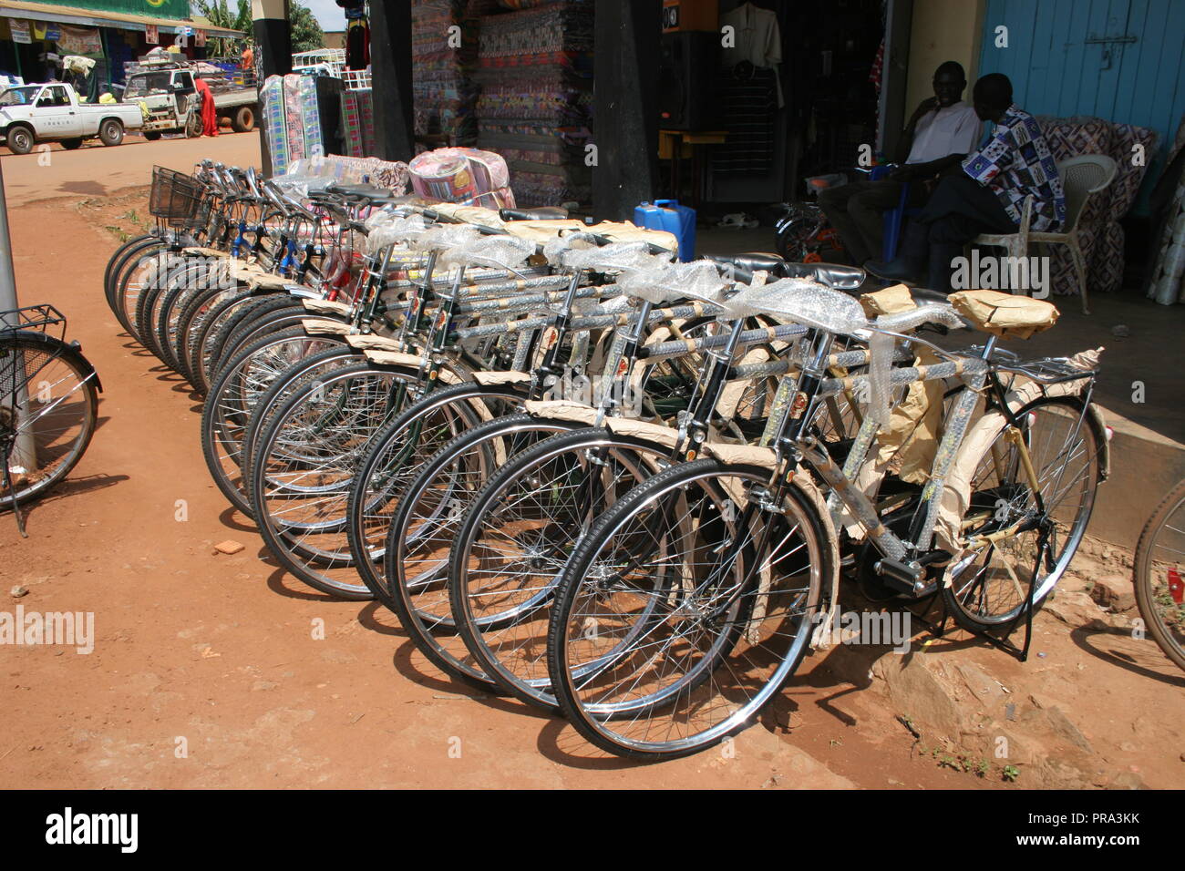 Una fila di biciclette in vendita nella città di Gulu nel nord Uganda. Per molte persone, biciclette forniscono la loro principale forma di trasporto e sono molto apprezzati. Foto Stock