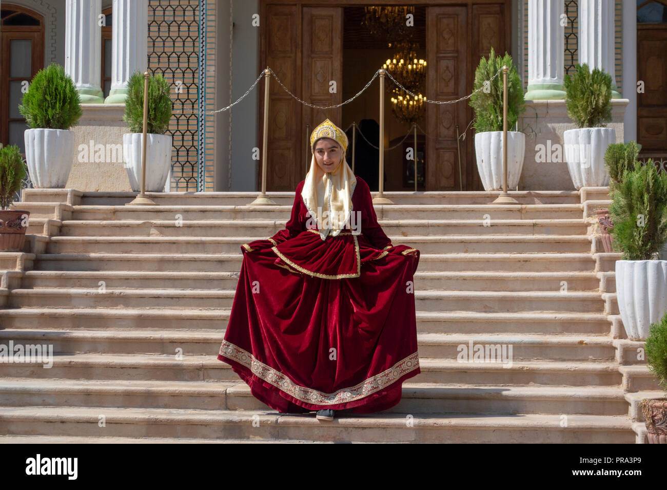 Una ragazza in posa tradizionale Shirazi abbigliamento a Afif Abad Giardino di Shiraz, Iran Foto Stock