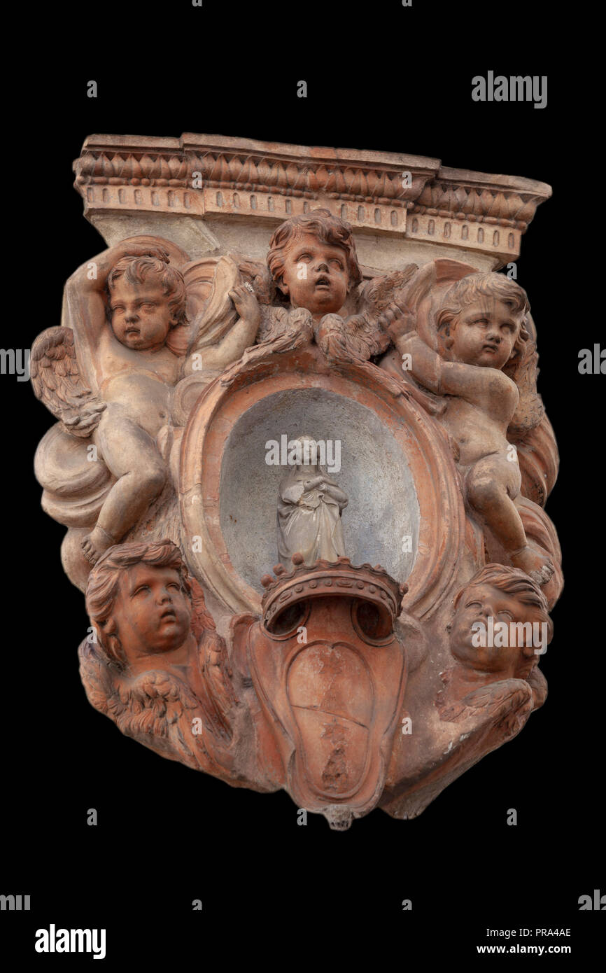 In corrispondenza di un angolo di strada di Firenze (Oltrano - Firenze - Toscane - Italie), un antico muro medaglione in terracotta che mostra una Pietà con putti. Foto Stock