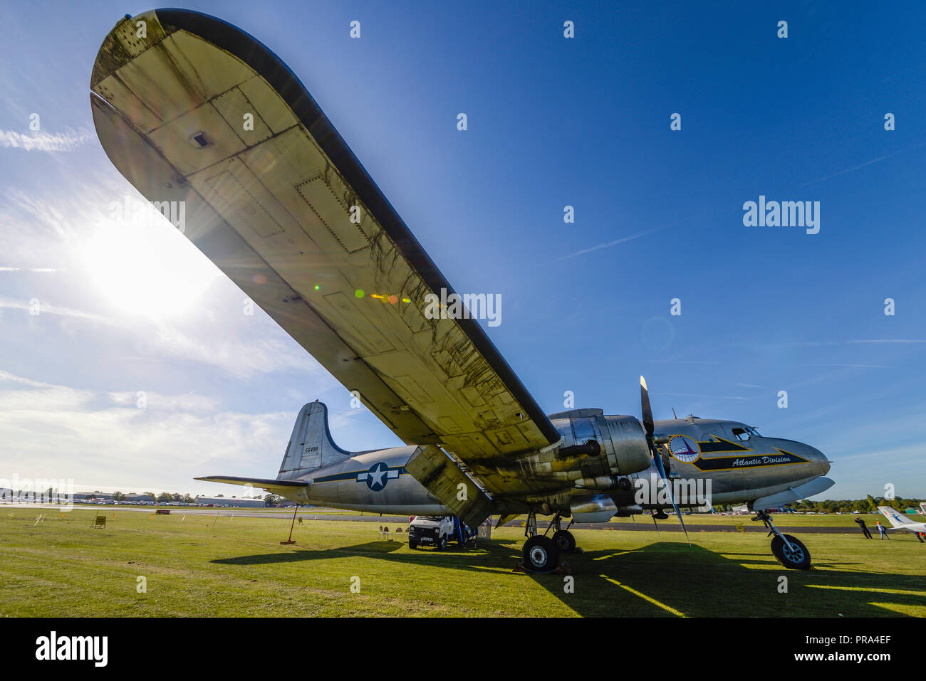 Douglas C-54 Skymaster piano di trasporto a North Weald airfield, Essex, Regno Unito, sotto il restauro con piani di volo da salvare il team Skymaster Foto Stock