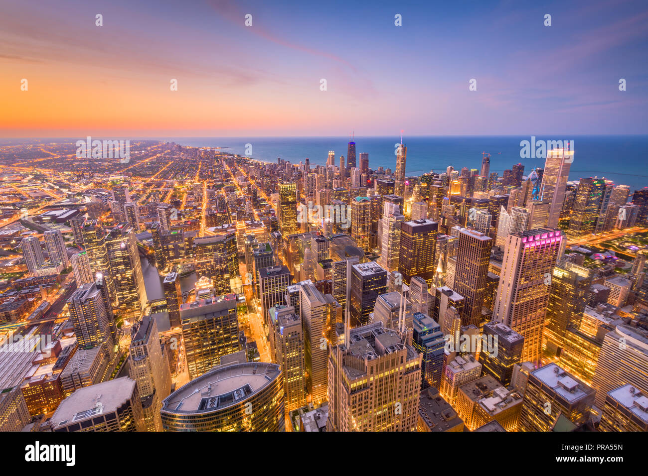 Chicago, Illinois USA lo skyline di antenna dopo il tramonto. Foto Stock
