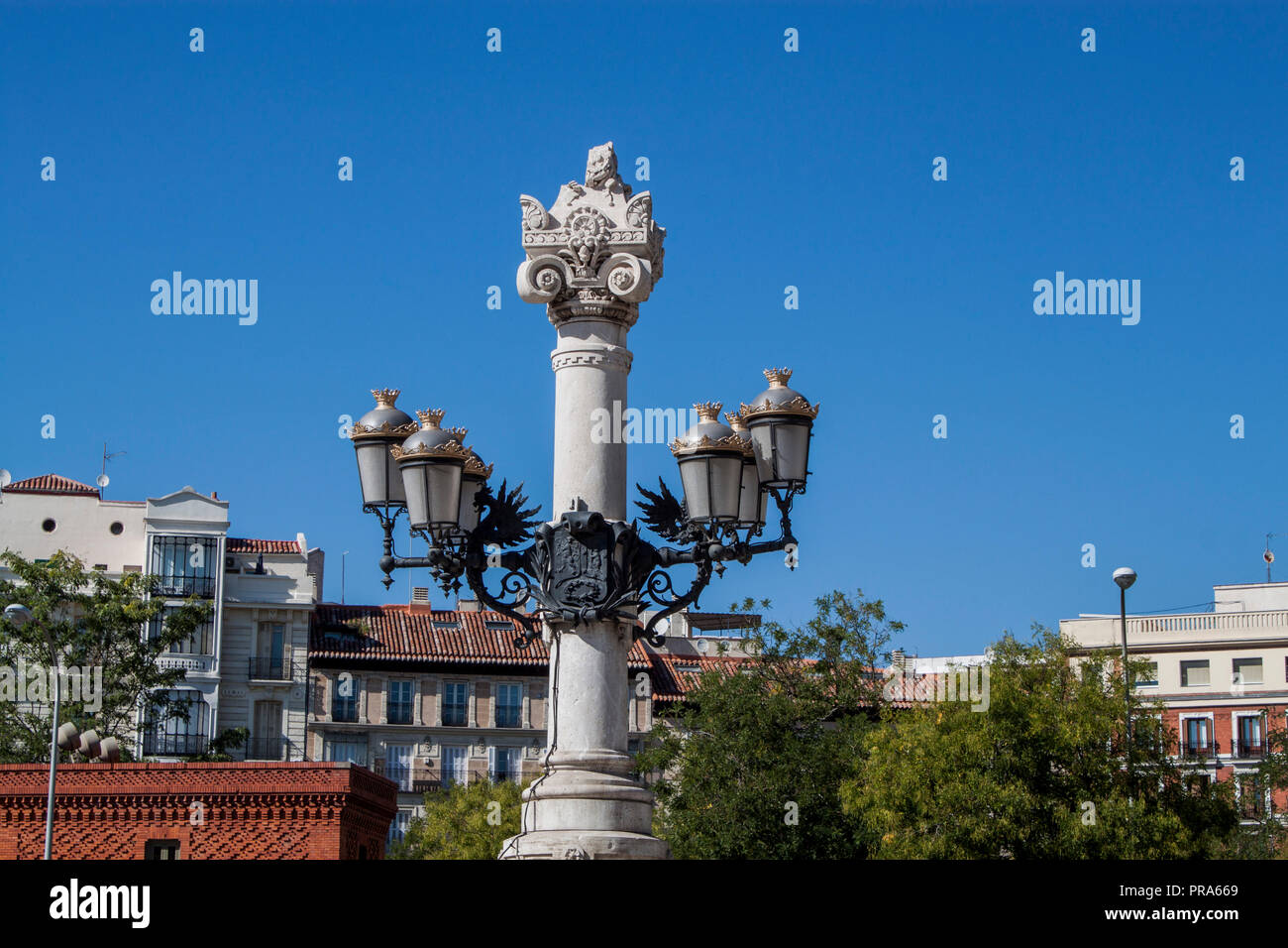 Vecchia strada lampada del Parco del Buen Retiro (Parque del Buen Retiro) nel centro di Madrid, Spagna, Europa. Foto Stock
