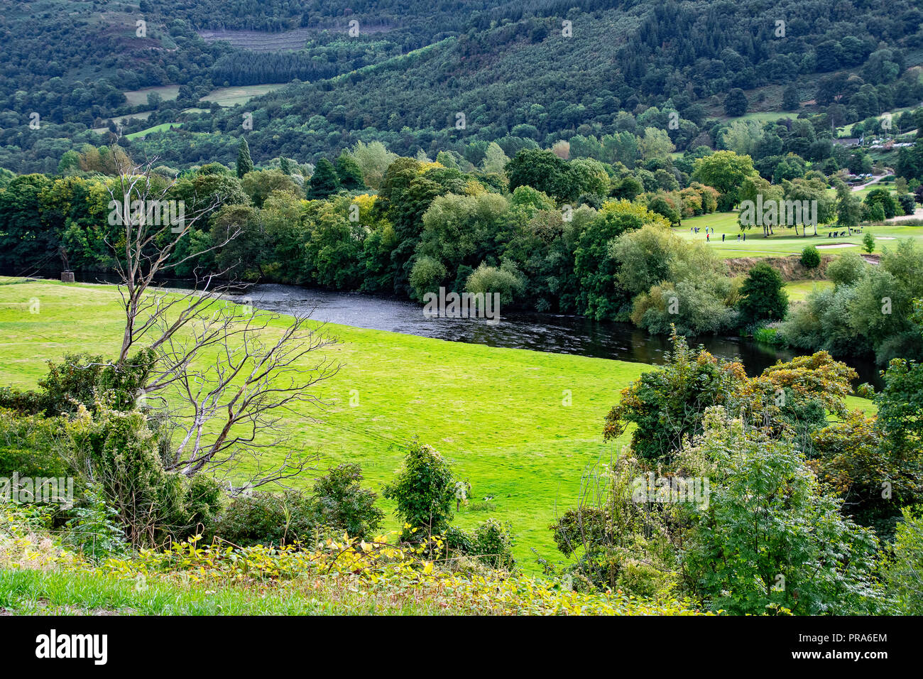 Vista orizzontale f il fiume Dee nella campagna gallese Foto Stock