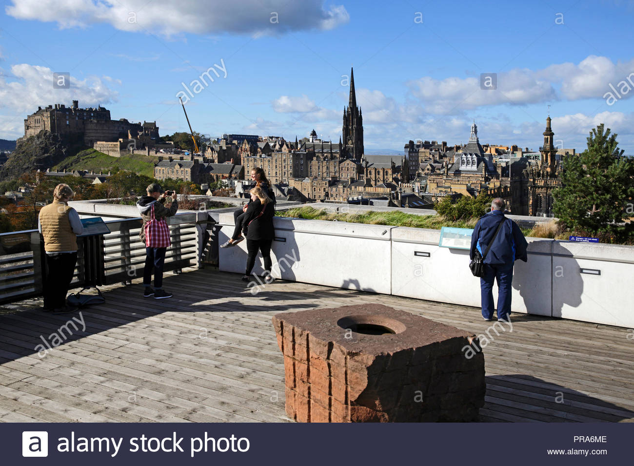 I turisti fotografare vista sul Castello di Edimburgo Skyline, Edimburgo in Scozia Foto Stock