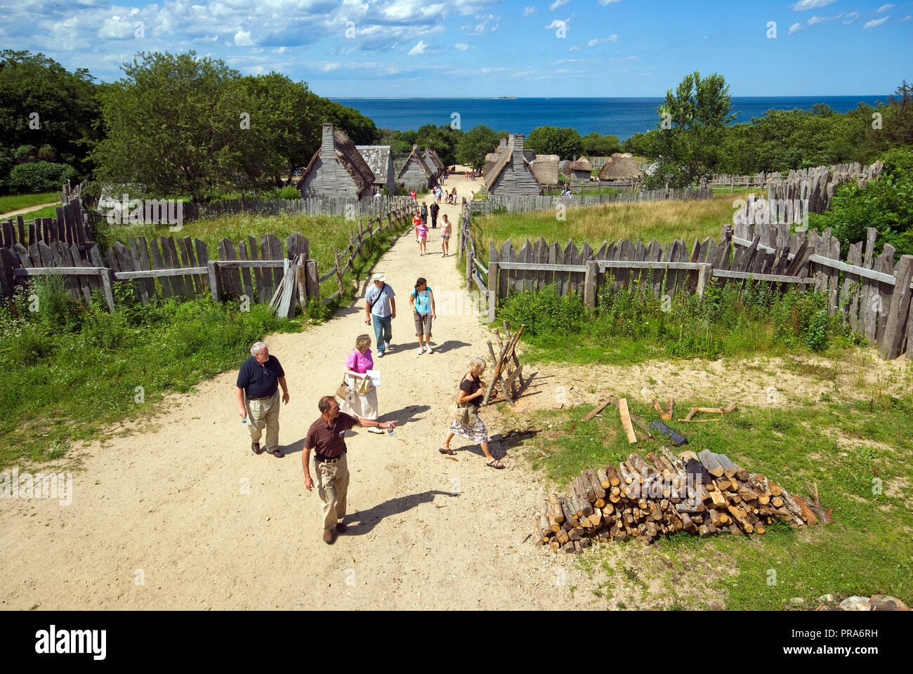 I visitatori a piedi la Piantagione Plimoth (rievocazione storica del XVII secolo il villaggio inglese), Plymouth Plymouth County, Massachusetts, STATI UNITI D'AMERICA Foto Stock