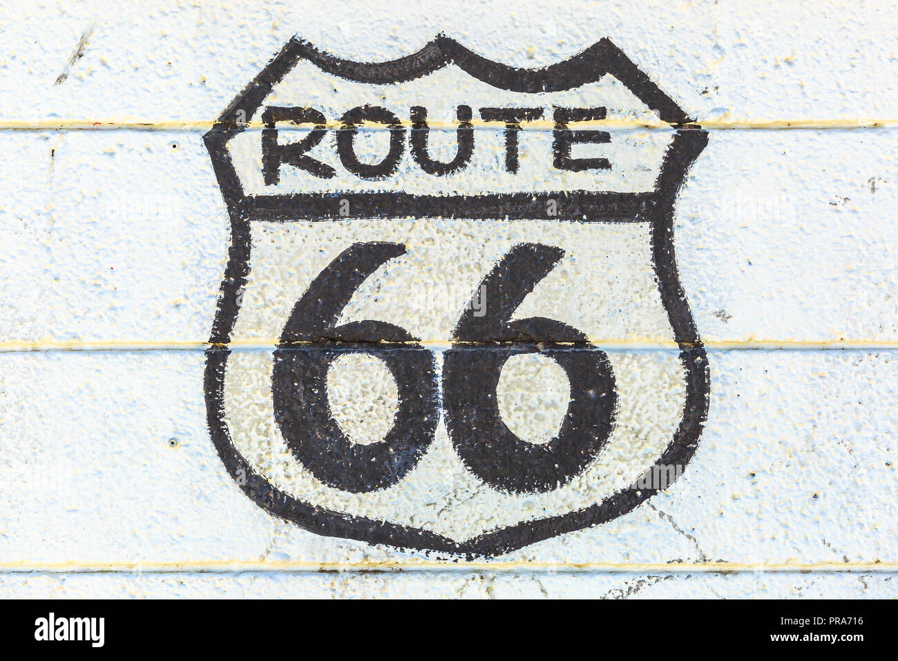 La storica Route 66 cartello stradale su una parete bianca in Barstow, California, famoso incrocio tra Los Angeles e Las Vegas. Madre strada o sessanta sei sfondo. Foto Stock