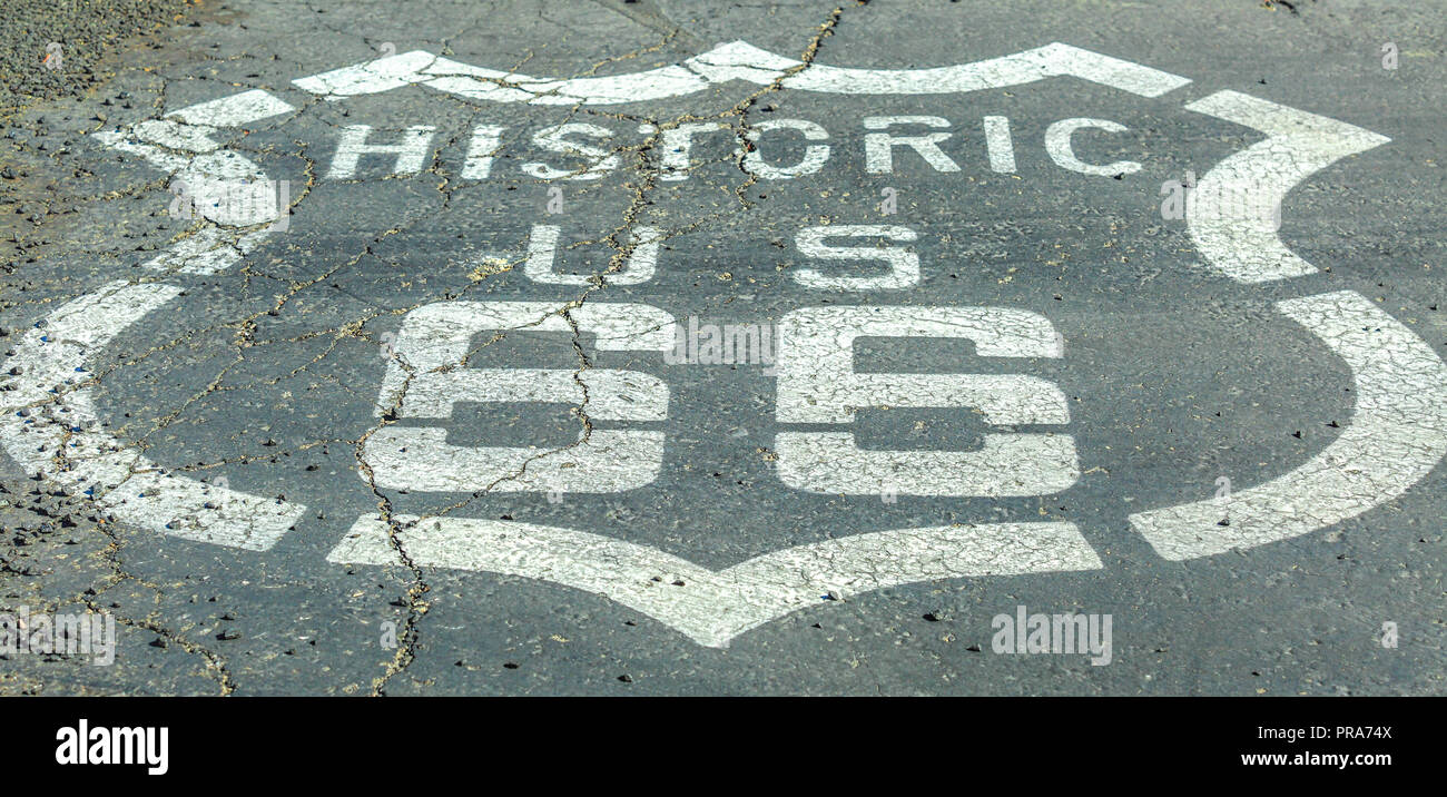 Primo piano della strada segno sulla storica Route 66 in Barstow, Mojave Desert. Madre strada o sessanta sei sfondo. Foto Stock