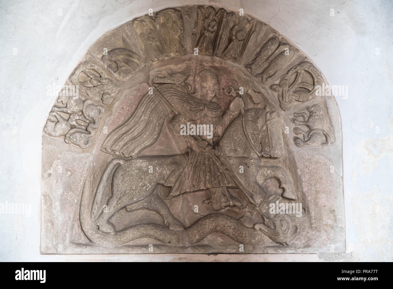 Timpano dal XII secolo raffigurante San Giorgio che uccide il drago, è opera dell'Herefordshire Scuola di Architettura Rromanesque. St George Foto Stock