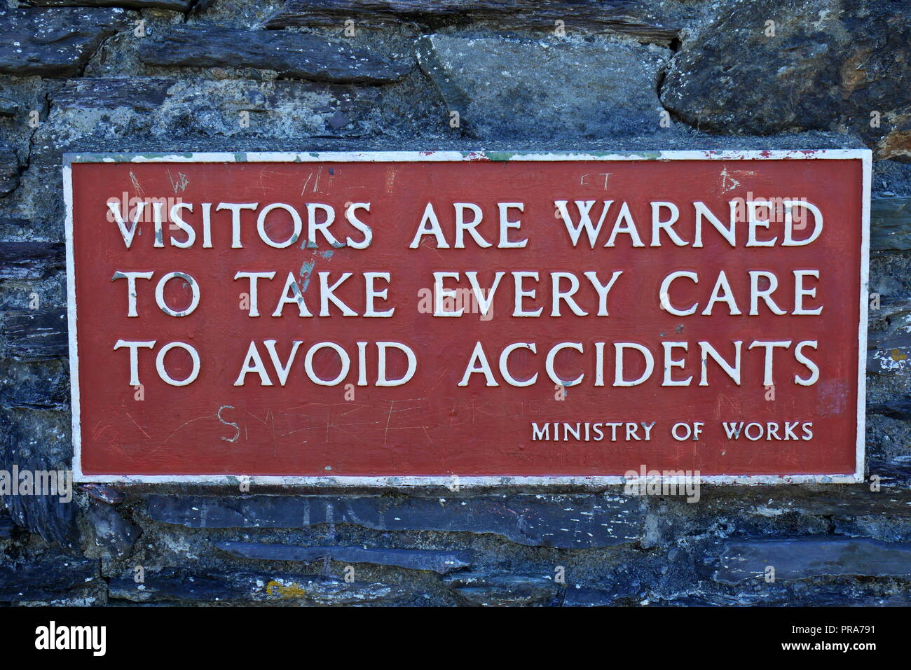 Ministero delle Opere segno di avvertimento: i visitatori sono avvertiti di prendere ogni precauzione per evitare incidenti, Dolbadarn Castle, Llanberis, Gwynedd, Galles del Nord, Regno Unito Foto Stock