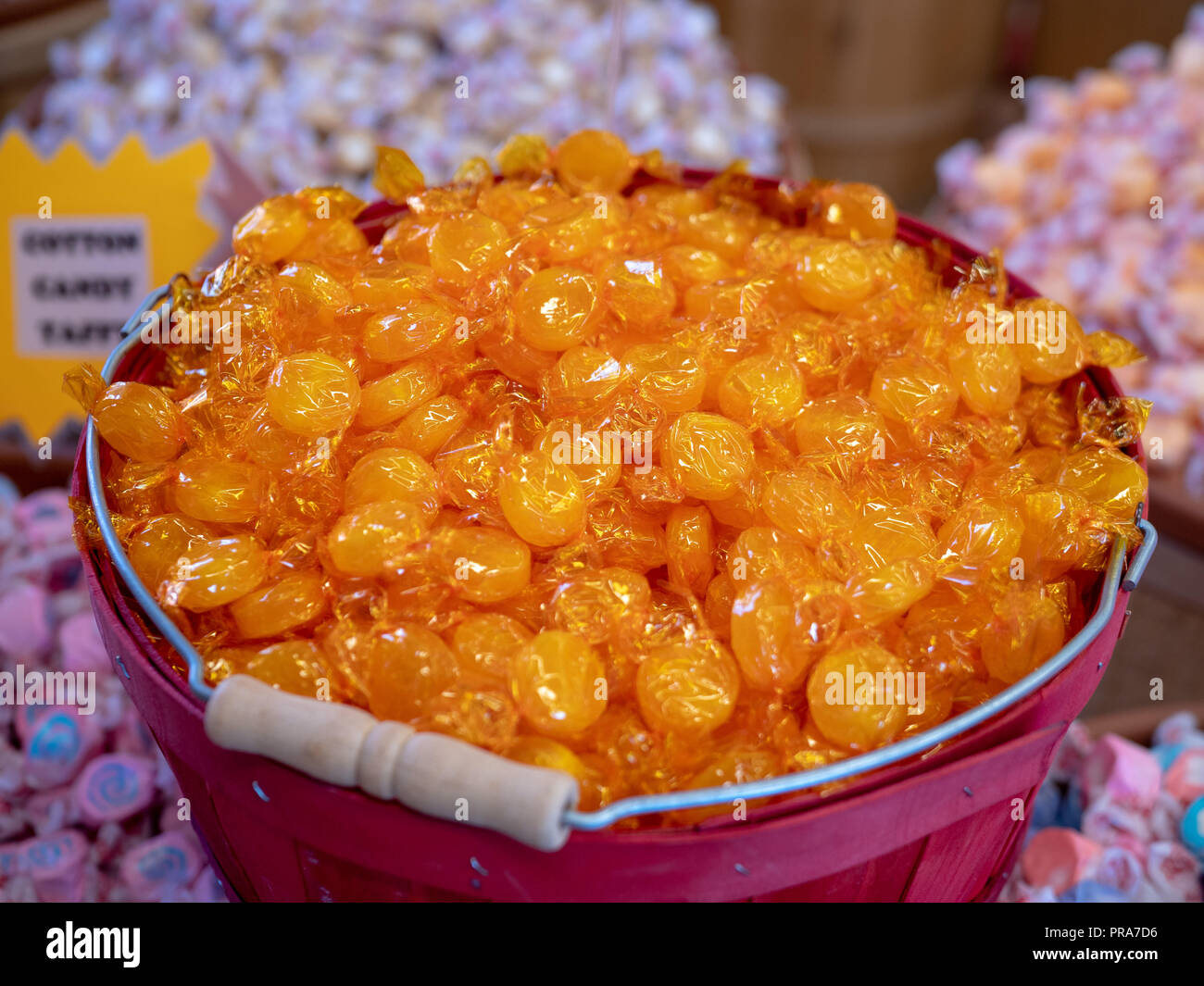 Benna di toffee circondato da una varietà di altri candy Foto Stock