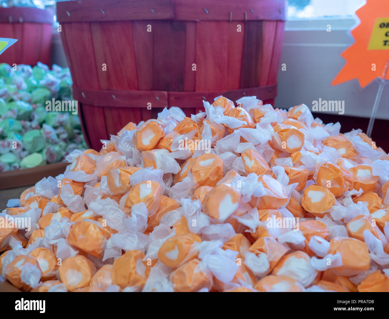 Pila di aroma arancio taffy candy in vendita nel negozio di dolciumi Foto Stock