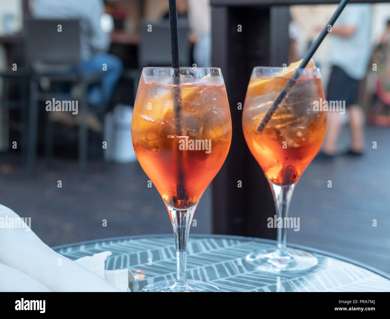 Due bicchieri di aperol spritz cocktail sulla tabella grigia Foto