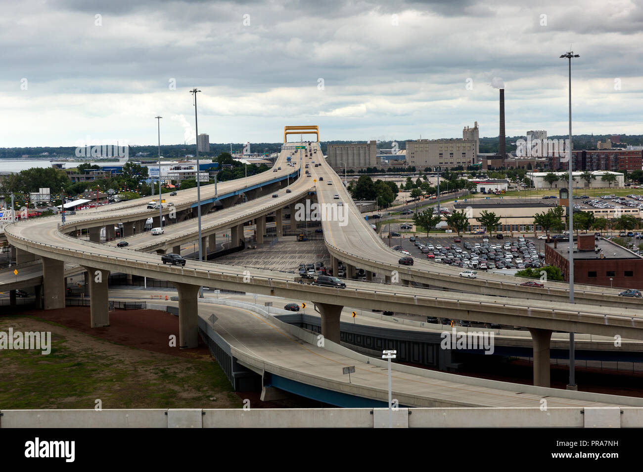 Vista del Daniel Hoan Memorial Bridge che collega la Interstate 794 nel centro di Milwaukee, Wisconsin, al Lago Autostrada attraverso il Milwaukee Foto Stock