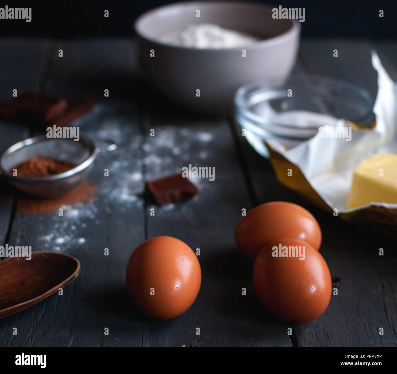 Ingredienti per brownie al cioccolato su sfondo scuro Foto Stock