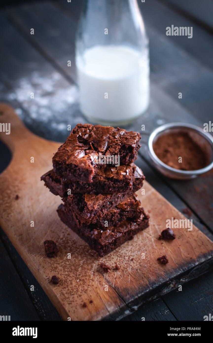 Close-up di cioccolato artigianale brownies sul bordo di taglio Foto Stock