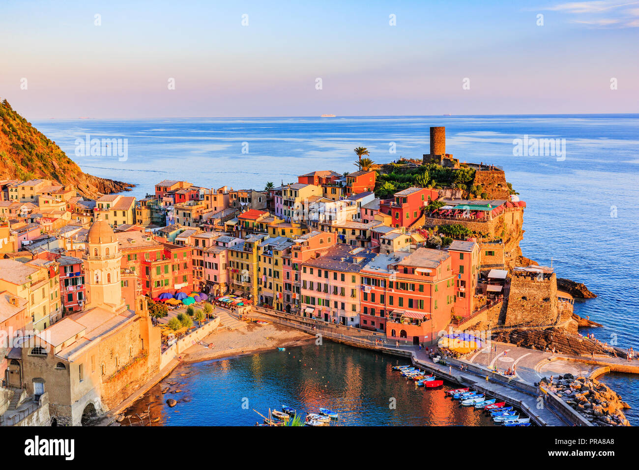 Vernazza village al tramonto. Parco Nazionale delle Cinque Terre Liguria Italia. Foto Stock