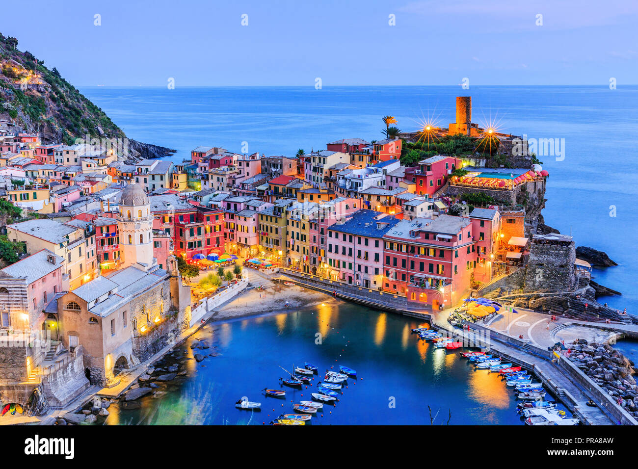 Vernazza village al crepuscolo. Parco Nazionale delle Cinque Terre Liguria Italia Foto Stock