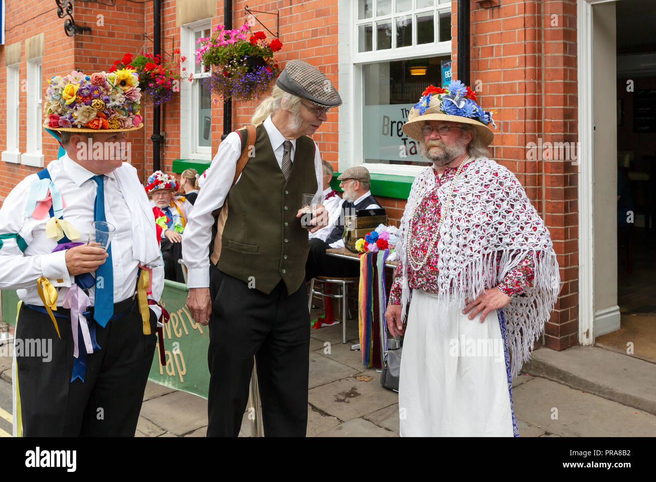 Domenica 12 Agosto, 2018 - L'antica tradizione di Lymm Rushbearing è stata risvegliata dopo una assenza di due anni. Lymm Morris ballerini eseguita assortiti Foto Stock