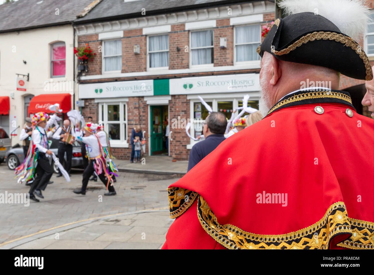 Domenica 12 Agosto, 2018 - L'antica tradizione di Lymm Rushbearing è stata risvegliata dopo una assenza di due anni. Lymm Morris ballerini eseguita assortiti Foto Stock