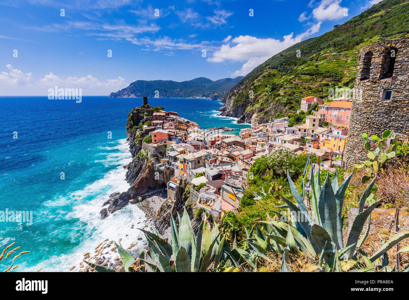 Vernazza village e della linea costiera. Parco Nazionale delle Cinque Terre Liguria Italia. Foto Stock