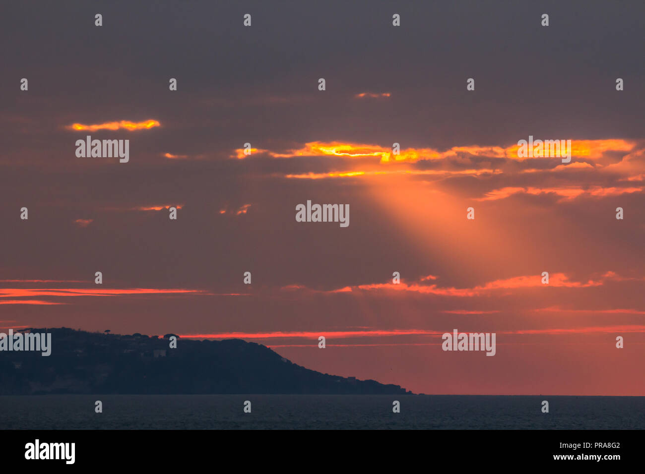 Un raggio di luce al di sopra di Ischia al tramonto Foto Stock