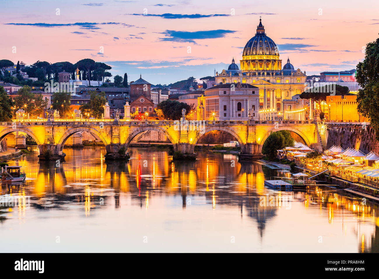 Roma, Italia. La Basilica di San Pietro e Sant'Angelo Bridge, oltre il fiume Tevere. Città del Vaticano. Foto Stock
