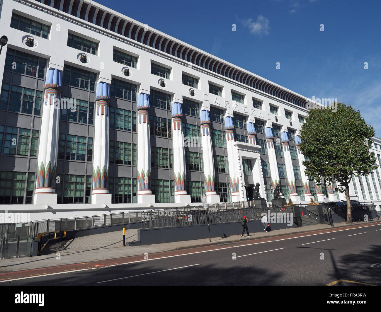 Una vista della Greater London House ex Carreras fabbrica di sigarette di un grande edificio in art deco in Camden Londra Foto Stock