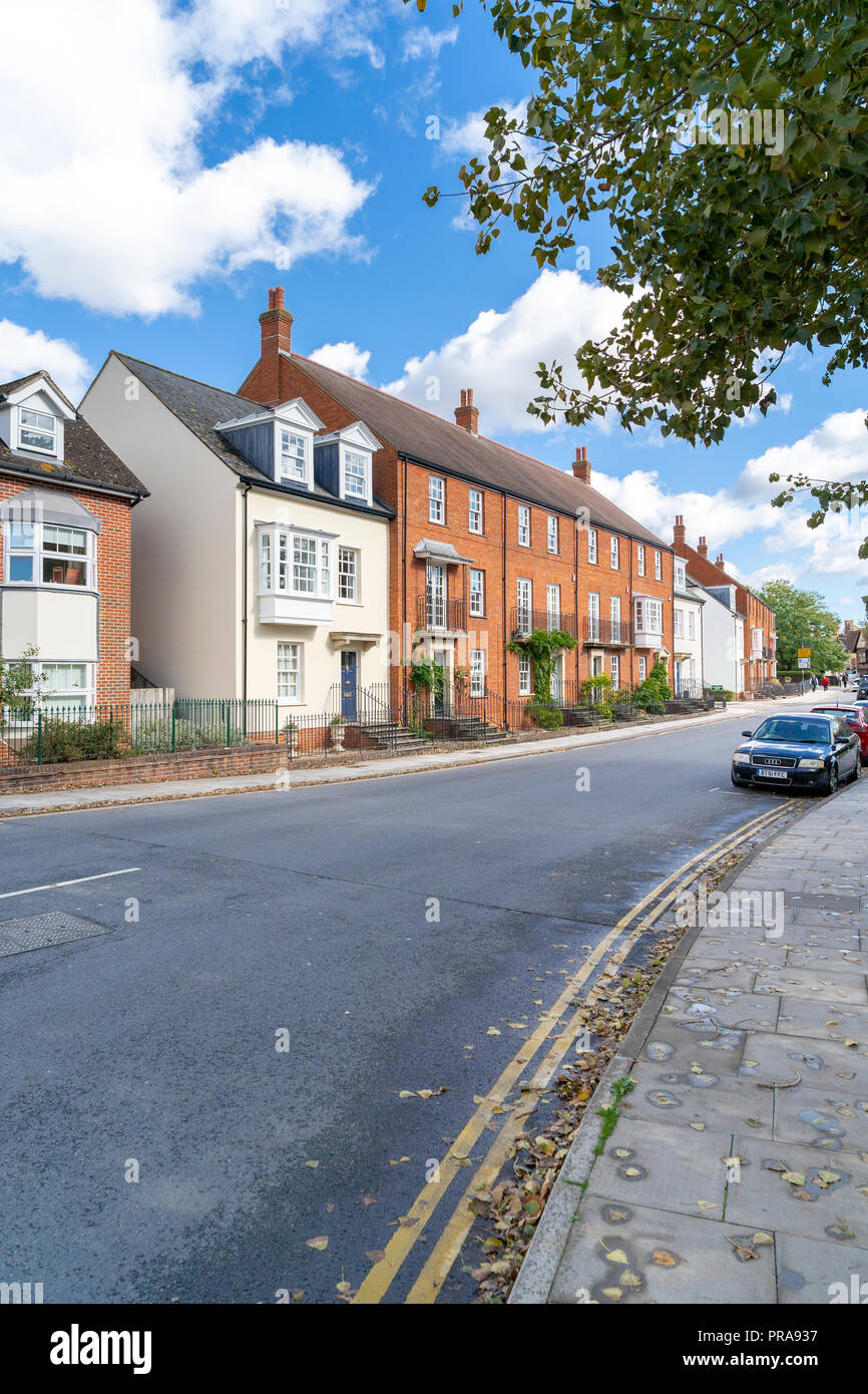 Terrazza di mattoni rossi case di città in Salisbury Regno Unito Foto Stock