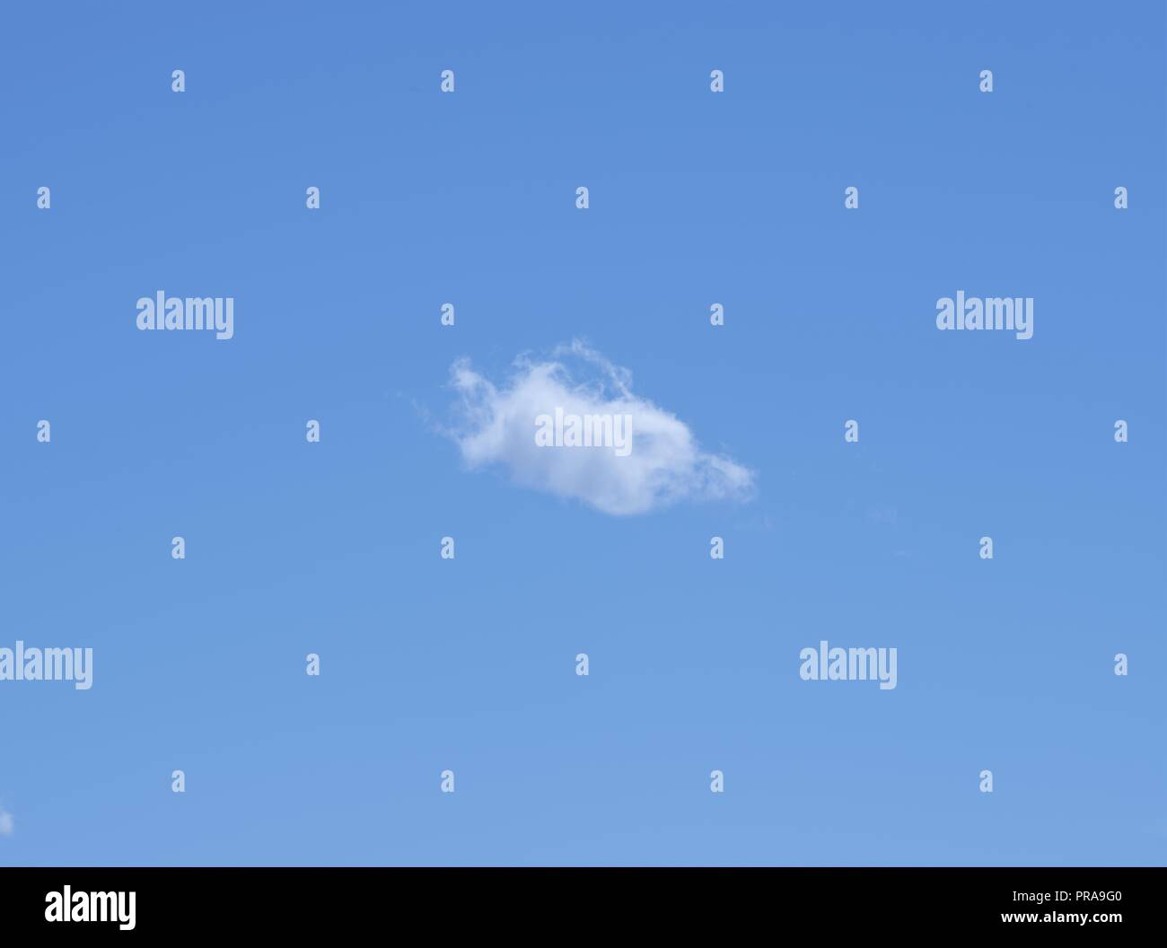 Il bianco delle nuvole, cielo blu, Brian Martin RMSF, file di grandi dimensioni Foto Stock