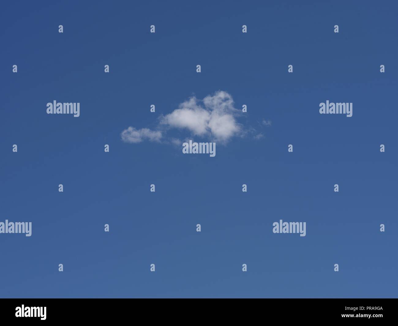 Il bianco delle nuvole, cielo blu, Brian Martin RMSF, file di grandi dimensioni Foto Stock