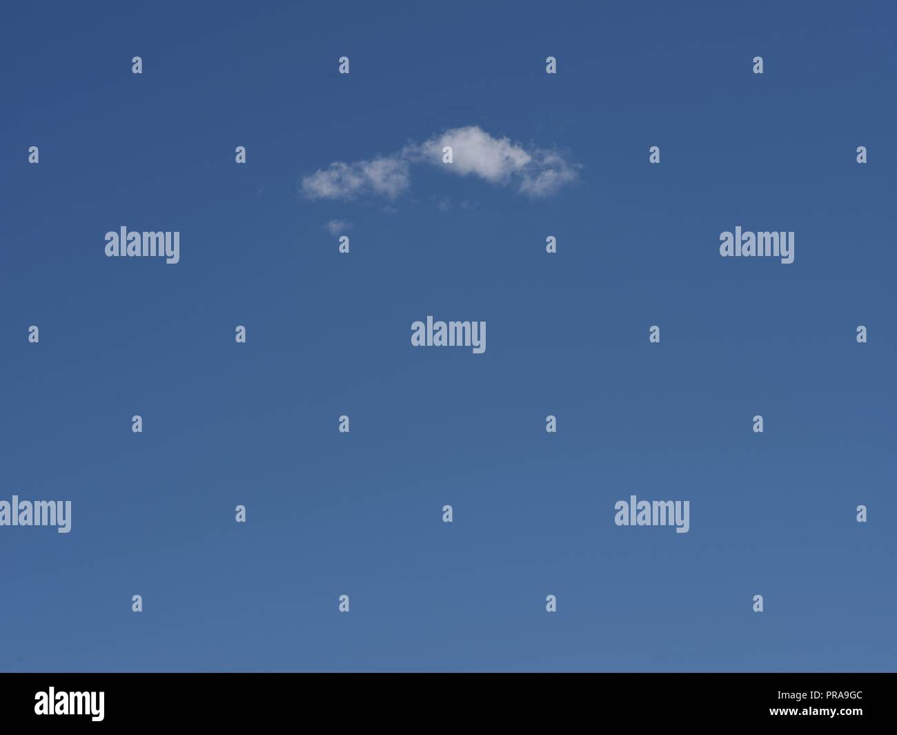 Il bianco delle nuvole, cielo blu, Brian Martin RMSF, file di grandi dimensioni Foto Stock