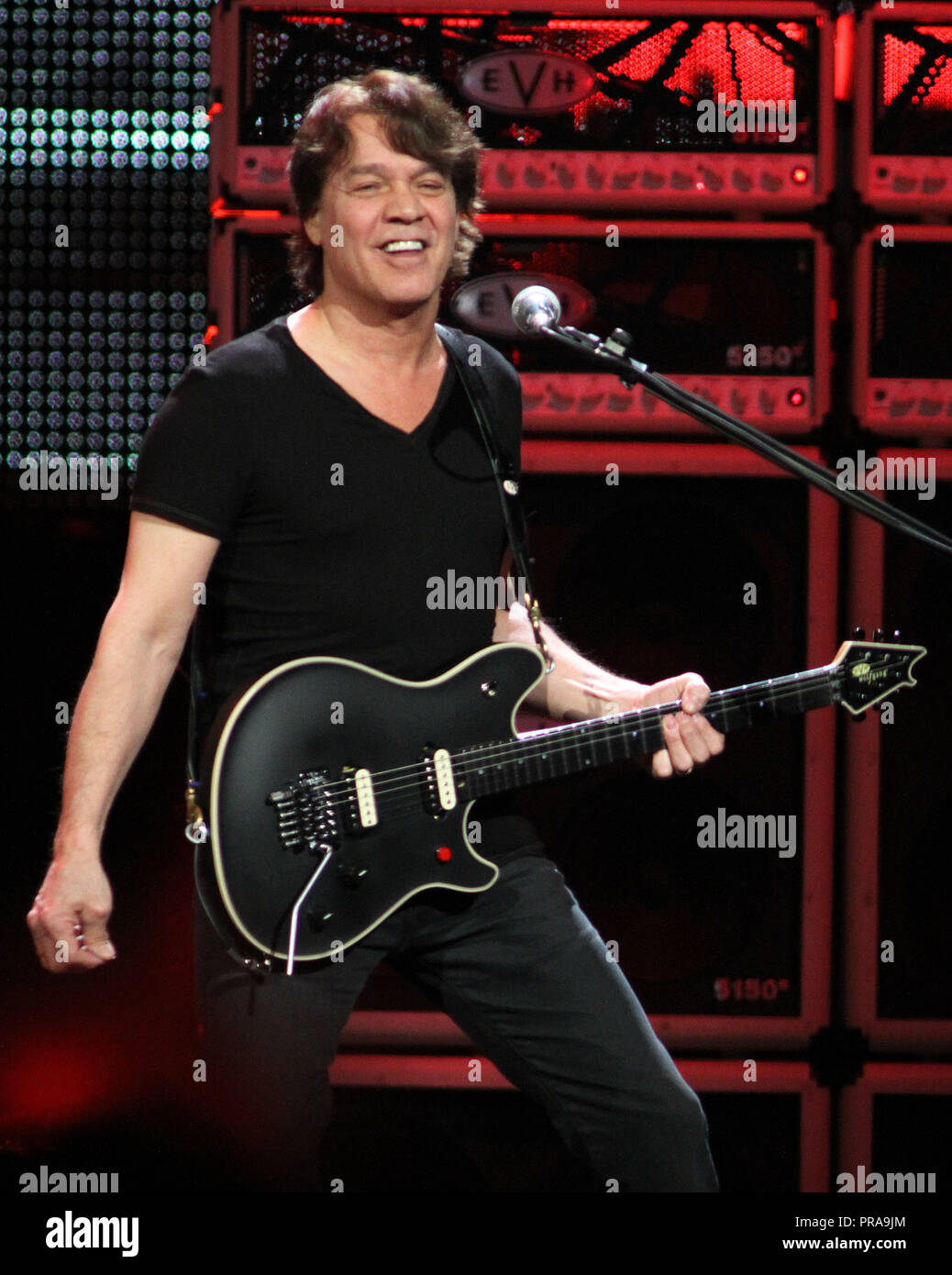 Eddie Van Halen con Van Halen esegue in concerto al BankAtlantic